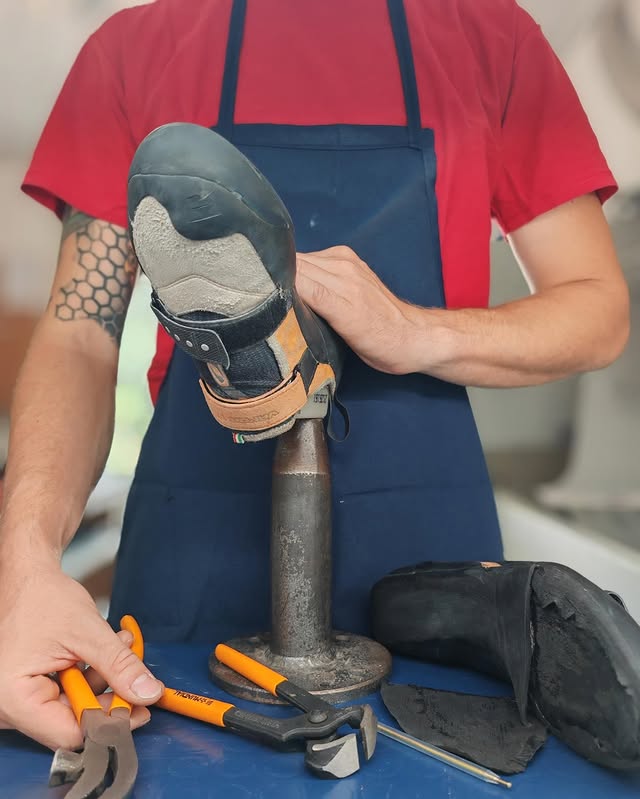 Lavoro artigianale di risuolatura scarpette da arrampicata